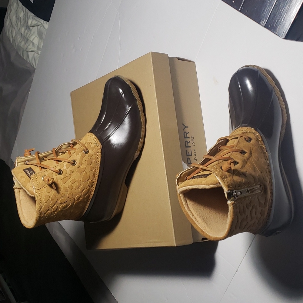 Sperry saltwater tan womens boots size 9